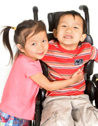 Foto: Niño en silla de ruedas con niña