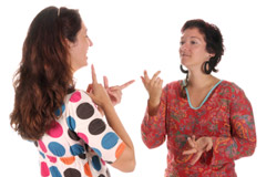 Dos mujeres hablando a señas
