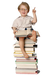 Niño sentado sobre una pila de libros