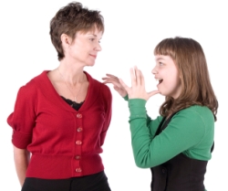 Niña diciéndole a una señora la palabra mamá en lenguaje de señas 