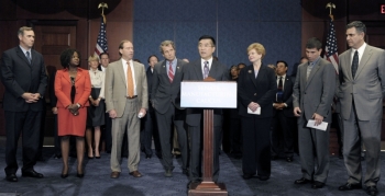 Secretary of Commerce Gary Locke (center) announces the appointment of 24 members of the Manufacturing Council