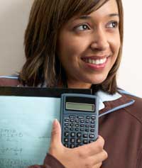 Una estudiante sosteniendo un libro y una calculadora