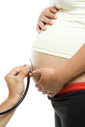 Foto: Estetoscopio escuchando el vientre de la mujer embarazada