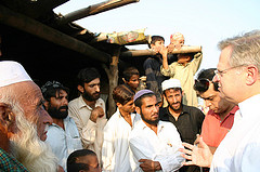 A/S Schwartz speaking with Pakistanis