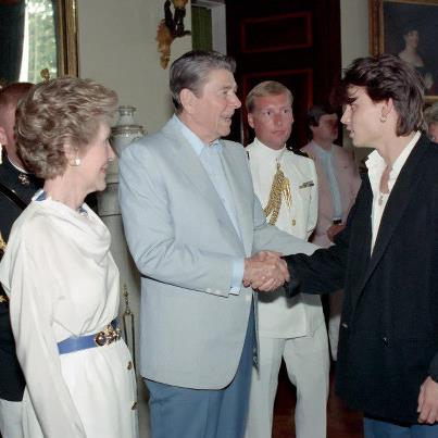 Photo: Who is greeting the Reagans?