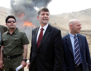 سفیر مکفارلند در مراسم حرق مواد مخدر photo by:State Dept