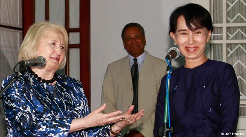 Melanne Verveer, left, U.S. Ambassador-at-Large for Global Women's Issues, gestures to Burma opposition leader Aung San Suu Kyi during a press conference after their meeting at her residence, May 6, 2012, in Burma. [AP File Photo]