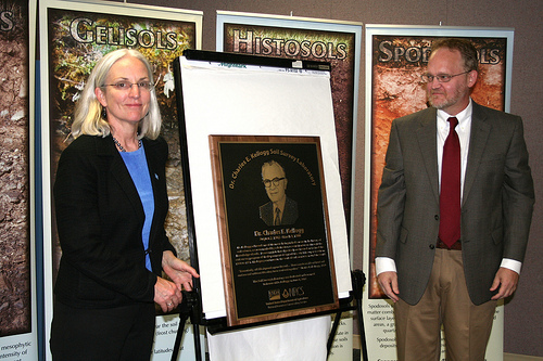 Ann Mills and Stephen Kellogg, grandson of the late Dr. Charles E. Kellogg, unveiling plaque dedicating the Dr. Charles E. Kellogg Soil Survey Laboratory in Lincoln, Neb. USDA photo.