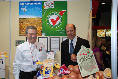 U.S. Ambassador to Japan John V. Roos (right) visits a U.S. organic onion exhibit at the USDA-endorsed FOODEX Japan. The food and beverage show took place March 6-9 and is the largest show of its kind in Asia. The U.S. Pavilion was one of the largest at the show and featured more than 70 companies. (Photo Courtesy of the U.S. Embassy in Tokyo)
