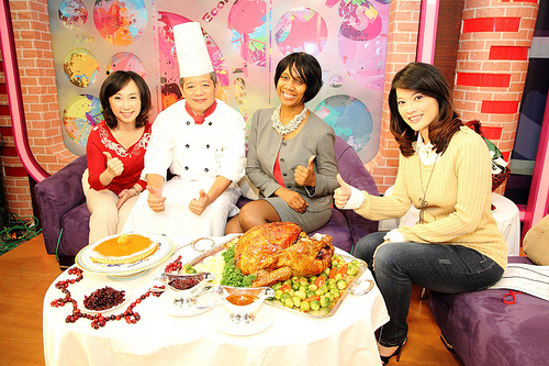 (From left to right) Daisy Hong of Ocean Spray, Chef C.K. Chen of Taipei’s Sherwood Hotel, Valerie Brown of USDA’s Agricultural Trade Office in Taipei, and Joyce Hong, who hosts the China TV program “King of the Happy Life,” showcase American Thanksgiving favorites on an episode of the popular TV show, which airs in Taiwan this week. Photo by A. Jay, Chun-Li Integrated Marketing and Communications Co., Ltd