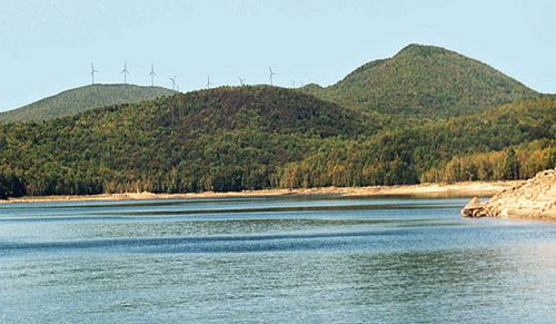 Reduced Turbines on Western Ridge, Harriman Reservoir, Vermont. Photo courtesy of Iberdrola Renewables.