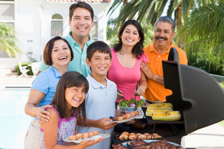 Una familia a un barbacoa