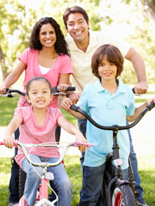 Una familia en bicicleta por el parque