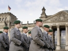 Soldaten stehen vor dem Reichstagsgebäude