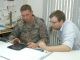 Soldat und Zivilist mit Tablet-PC am Schreibtisch