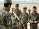 Soldaten der Afghan National Army mit Gewehren aus Holz