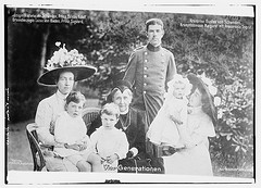 Vier Generationen: Konigin Viktoria von Schweden, Prinz Gustav Adolf, Gross herzogin Luise von Baden, Prinz Sigvard, Kronprinz Gustav von Schweden, Kronprinzessin Margaret mit Prinzessin Ingrid    (LOC)