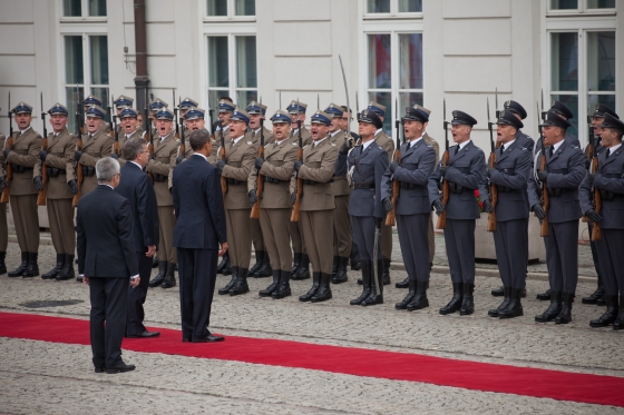 President Barack Obama and President Bronislaw Komorowski review troops 