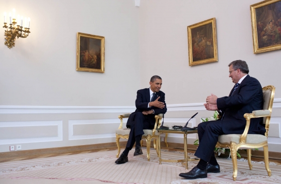 President Barack Obama reaches to shake hands with President Bonislaw Komorowski 