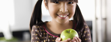 Foto: Una niña con una manzana