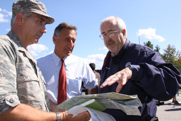 El Administrador Craig Fugate (derecha) revisa un mapa de Ludlow con el gobernador de Vermont Peter Shumlin (centro) y el general Dick Harris, General de Brigada, de la Guardia Nacional de Vermont.