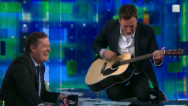 Jimmy Fallon serenades Piers Morgan