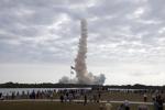 Smoke cloud from Endeavour's Final Launge | Photo: NASA, Troy Cryder