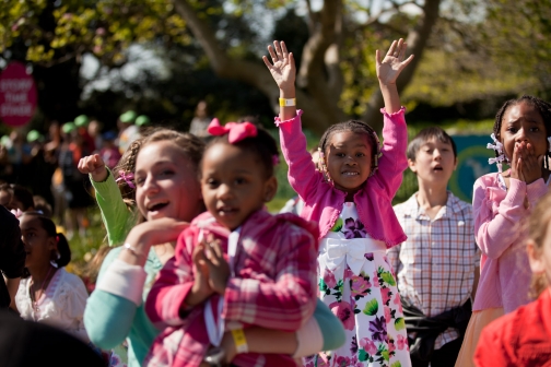 Children Look Toward The White House 