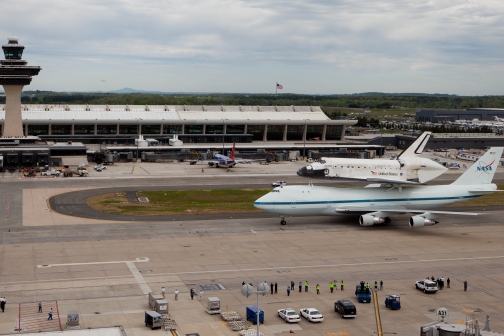 Space Shuttle Discovery Landing (201204170025HQ)