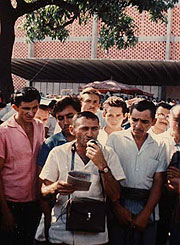 Azulão (José João dos Santos) singing for a crowd of people.
