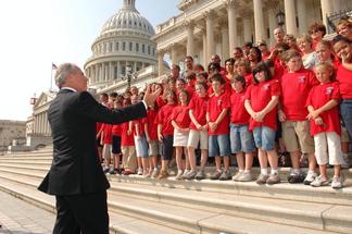 Sen. Corker welcomes Tennessee students visiting Washington, D.C. from the steps of the U.S. Capitol.