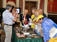 A Library of Congress staff member answers questions about personal digital archiving. Credit: Bill LeFurgy 