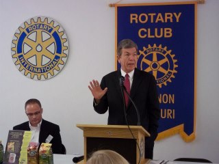 Photo: Senator Blunt discusses ways to spur local job growth at the Lebanon Rotary Club.