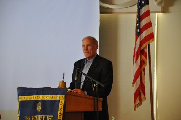 Senator Coats Addresses Carmel Rotary