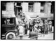 Getting TITANIC news - White Star Office (LOC)