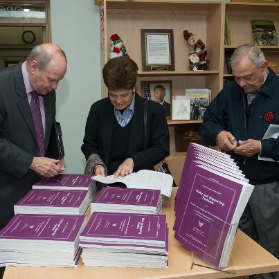 Photo: Assistant Public Printer Jim Bradley discusses the Plum Book with customers in GPO's retail bookstore.