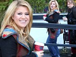 Next up... a sightseeing tour! US singer Kelly Clarkson dons tourist uniform of unflattering jeans and trainers in London