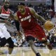 El jugador del Miami Heat, LeBron James (der.), intenta pasar la defensa de Martell Webster de los Wizards de Washington durante el partido en el Verizon Center, el martes 4 de diciembre.