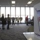 Varios votantes esperan su turno para ejercer su derecho al voto en un colegio electoral montado en el aeropuerto Dayton-Wright Brothers en Dayton, Ohio (Estados Unidos) el 6 de noviembre. 