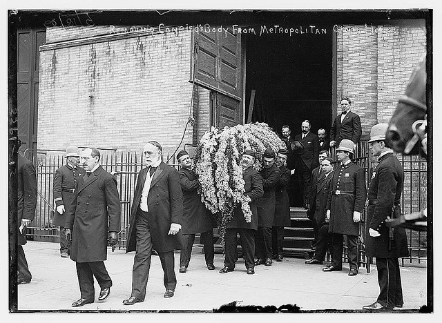Removing Conried's body from Metropolitan Opera House (LOC)