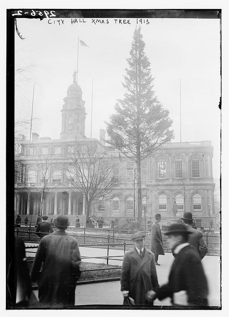 City Hall Xmas Tree 1913 (LOC)