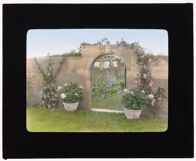 ["Gray Gardens," Robert Carmer Hill house, Lily Pond Lane, East Hampton, New York. (LOC)