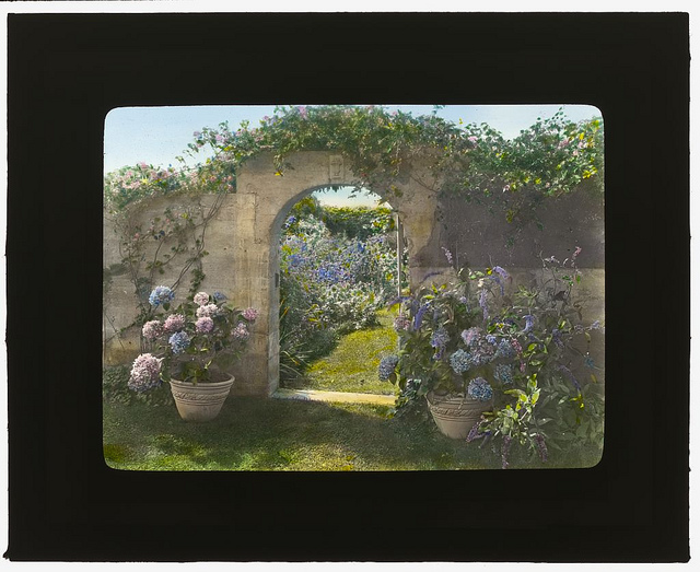 ["Gray Gardens," Robert Carmer Hill house, Lily Pond Lane, East Hampton, New York. (LOC)