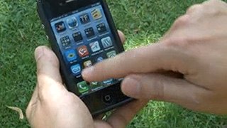 Hände halten ein Smartphone, am Display einige Apps