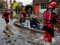 Rescatando personas en bote despues del huracan Sandy