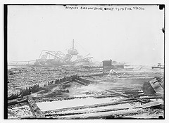 Remains balloon swing, Coney Island Fire, 1911 (LOC)