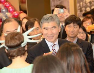 
November 7, 2012 - Ambassador Sung Kim greets students at Embassy Seoul’s 2012 U.S. Election Watch program

