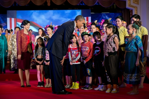 President Obama and Thai Prime Minister Yingluck Shinawatra greet young performers
