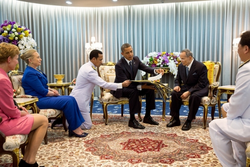 President Obama presents a gift to King Bhumibol Adulyadej of Thailand