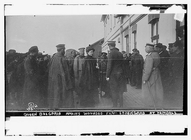 Queen [of] Bulgaria awaits wounded from Lozengrad at Yambols (LOC)